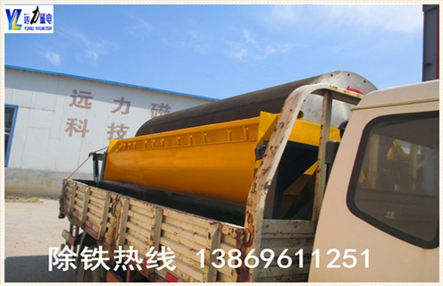 小型磁选机设备适用于湿式磁选工艺,是磁选试验常用设备.AK体育_AK(中国)生产的小型磁选机设备磁场强度9000-10000GS,适用于赤铁矿.褐铁矿.镜铁矿.锰矿.镍矿.钛铁矿等弱磁性矿物的湿式磁选作业. 1.小型磁选机的工作原理 是矿浆经给矿箱流入槽体后,在给矿喷水管的水流作用下,矿粒呈松散状态进入槽体的给矿区.在磁场的作用,磁性矿粒发生磁聚而形成“磁团”或“磁链”,“磁团”或“磁链”在矿浆中受磁力作用,向磁极运动,而被吸附在圆筒上.由于磁极的极性沿圆筒旋转方向是交替排列的,并且在工作时固定不动,“磁团”或“磁链”在随圆筒旋转时,由于磁极交替而产生磁搅拌现象,被夹杂在“磁团”或“磁链”中的脉石等非磁性矿物在翻动中脱落下来,最终被吸在圆筒表面的“磁团”或“磁莲”即是精矿.精矿随圆筒转到磁系边缘磁力最弱处,在卸矿水管喷出的冲洗水流作用下被卸到精矿槽中.非磁性或弱磁性矿物被留在矿浆中随矿浆排出槽外,即是尾矿.