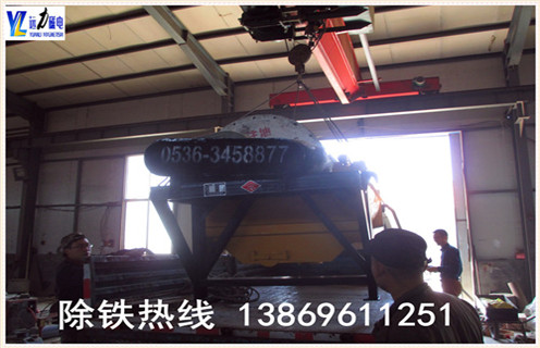 2.AK体育_AK(中国)专业生产各种设备 干式磁选机,湿式磁选机,赤铁矿磁选机,褐铁矿磁选机,镜铁矿磁选机,锰矿磁选机等.拥有精良的加工设备,雄厚的科研力量,先进的工艺编排和现代化的管理,是磁选机设备定点生产企业.我们为客户提供优质的售前技术服务,认真介绍各种设备的技术特点.要求及用途,为客户提供详尽的设备配置和合理的报价,在保证质量的前提下尽量降低客户的投资成本.我厂有各类小型磁选机试验设备,可为用户免费做选矿试验.