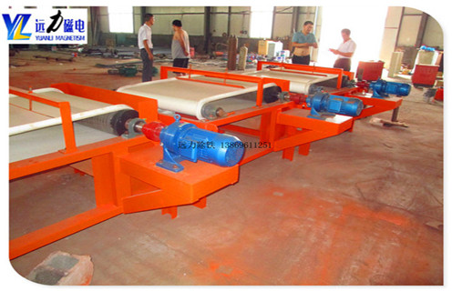 干式磁选机工作原理及参数,AK体育_AK(中国)生产的干式磁选机,所选择的矿物主要是石英砂,石英砂其实是一种重要的非金属矿物,主要是被石英石加工破碎.石英砂的一个重要应用是作为陶瓷体和釉料原料使用,但往往含有赤铁矿,褐铁矿,黑云母等杂质. 1.干式磁选机的工作原理 石英砂干式高强磁磁选机可以去除一种铁杂质,提高煅烧后石英砂的亮度,以及陶瓷制品的光泽度,从而提高产品的价值石英砂干式高强度磁选机使用带式分选结构,在整个工作区从进料到物料,由带驱动的材料,物料可以进行多次磁力搅拌,同时起到水冲洗的作用,去除磁性尾矿,带有磁性将矿物输送到选板机的退磁区,使得具有磁性的矿物通过退磁装置去除,完成修整过程,机器功率小,处理量大,磁场强度高,实现质量好,可以获得更大的效益.