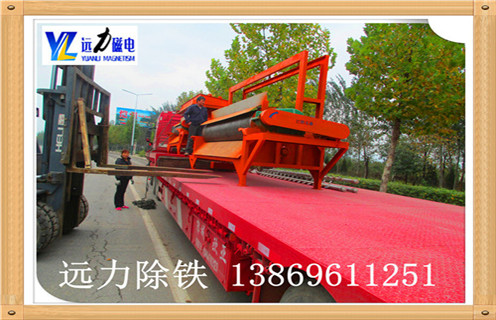 锰矿全自动湿式磁选机是针对弱磁性矿物研发而成的永磁设备,磁性材料采用钕铁硼,所以该设备磁性大,最高场强可达到16000高斯,不易退磁处理量大.AK体育_AK(中国)生产的锰矿全自动湿式磁选机在菱锰矿石的选矿提纯方面采用磁选的选矿方式,具有其他选矿方法所不能代替的选矿优势,是分选锰矿和其他弱磁性矿石的理想的选矿设备. 1.锰矿全自动湿式磁选机优势 1.1具有较高磁感应强度,磁系全部使用钕铁硼磁性材料,能实现较高的回收率,以达到粗选或扫选的目的 1.2小极距.多磁极交变磁系设计,能在选矿过程中有效防止机械夹杂 1.3根据物料特点及选矿要求可选择顺流.逆流.半逆流槽体 1.4活动式槽体,能根据物料的变化方便调整磁滚筒与槽体间的排矿间距,进而调整精矿品位及设备处理量 1.5精矿排矿可使用高压水冲或毛刷卸矿两种方式,以实现强磁性矿物有效卸矿