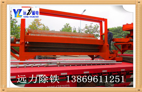 3.湿式永磁磁选机的三种卸料形式 湿磁场永磁筒式式分离器根据不同形状的槽可分为顺流,逆流和半逆流三种.它们的结构不同的主要区别在于罐的形状,此外,与逆流底部的半逆流喷射管,下游,逆流是没有水管.顺流磁性产品的流动方向与浆料的流动方向相同(因此是顺流型),并且逆流型磁性产品的运动方向与浆料流动的方向相反逆流式)和底部的浆料流动方向相同,上部的浆料流动方向相反,这种磁力分离罐的流动较少.