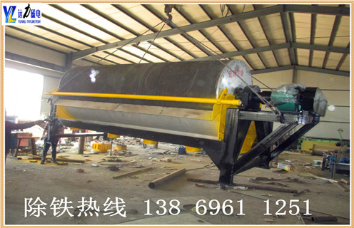 CTB永磁筒式磁选机的组成 CTB永磁筒式磁选机由永磁圆筒.槽体.均匀布料器.机架.传动装置.磁系调整装置.精矿槽.尾矿槽等组成,针对大磁包角设计的特殊结构槽体设置了进矿口.溢流口.粗颗粒排出孔.精矿口以及精矿漂洗水管.在卸矿区域设置喷淋管, 可减少精矿夹杂,提高精矿品位.矿浆从溢流口排出后沿轴向均匀分布, 特别设置的筛板又能避免粗颗粒及杂物进入槽体 二.CTB永磁筒式磁选机价格影响因素 永磁筒式设备大大提高了磁选机的处理能力, 为新建或改扩建大型铁矿选矿厂的设备选型提供了更多的选择.筒式磁选机比较价格比较便宜,几千到几万的都有,根据处理量的不同来具体定价.