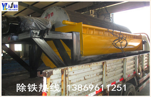 抛丸机永磁筒式磁选机工作原理: 经原料矿石筛选后由进料器从干式磁选机的顶部,通过料斗连接,在流动到顶部的辊子松动,状态下降时,铁磁性材料通过重力和磁力,快速落在滚筒上,并吸附在滚筒表面. 非磁性有色金属材料在重力作用下落在磁性材料的外面.这些材料随着筒体的旋转,非磁性材料在重力作用下从气缸下落,在滑槽中.含铁磁性材料吸附在圆筒的表面上并继续旋转,直到其不具有磁力.材料从带式输送机排出,并最终分成含铁材料和无铁材料. 3.抛丸机永磁筒磁选机实验 潍坊AK体育_AK(中国)配备各类选矿实验的磁选设备,型号齐全,优质低价,可定制,并且公司成立了大型选矿实验室,可以普通的金属矿物和非金属矿物加工在机器上和实验室为客户分析其成份,并为客户推荐客户使用相关型号.