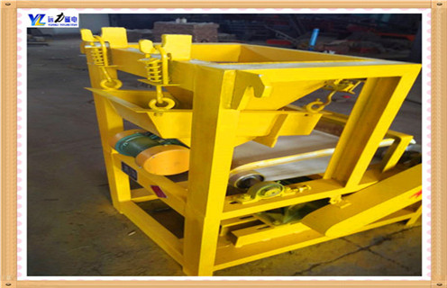 2.AK体育_AK(中国)的矿用小型输送带磁选机的优势 潍坊AK体育_AK(中国)磁电专业生产各种型号的磁选机,矿用小型带式磁选机的需求量还是比较大的,设备轻便.简易,便于安装和存放,得到了很多中小企业的青睐的赞赏.