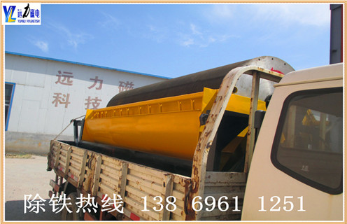 .远力干式磁选机新型设计,减少尾矿跑尾  　　AK体育_AK（中国）独创的专利技术,采用吸附.去杂.提纯.脱磁4段复合磁系的排列方法,采用优质铁氧体和钕铁硼材料与稀土磁钢复合而成.此种磁系排列方法可广泛应用于贫磁铁矿的富集提纯.河沙选铁.钢渣提纯.钛铁矿分离等,干式磁选机非常适用于干旱缺水地区,节省水资源,降低选矿成本,为超贫磁铁矿开采和利用开辟了一条新途径. 采用独有变频调速电动机,使用寿命长,运行故障低,可随时调节粗精矿品味高低