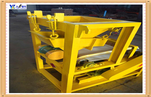 寒冷冬季干式磁选机我们为什么要更注重保养,我们都知道,要想延长设备的使用期限就必须注重对设备的保养,那么在众行业中我们广泛使用的干式磁选机设备日常中应该怎样维护呢,尤其是到了寒冷的冬天,今天AK体育_AK(中国)小编给大家讲解一下这一问题. 1.关于干式磁选机在冬季使用磨损最为快些,长期的使用悬挂式永磁干式磁选机设备可能会对干式磁选机造成磨损,造成磁力脱落下降,如有发现请及时的清理并且重新充磁及更换.电机带动的皮带是传动装置,如果皮带磨损严重会造成除铁效率低下,所以严重磨损的请更换新型干式磁选机.