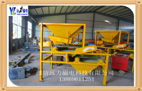 2.关于干式磁选机内部的杂物和润滑作用,设备主要是选铁工作,要定期的对设备内清理,如果发现底部有掉落的杂物料,要及时的清理,而且对轴承之间要及时的清楚杂物然后做好润滑作用,防止对其的损坏. 3.关于干式磁选机发热的情况,常见发热是电机的发热,或者是物料的处理方法不对,如果有此情况要及时的检查线路问题,看电压是否稳定,线路是否正常,如果有老化要更换,夏天是最容易发热的,对设备要做好避暑工作. 4.干式磁选机工作时产生强大的磁场,使其中杂铁会以极快的速度冲击本体,为保证冲击力不致对干式磁选机造成影响,安装有专利技术弹性悬吊装置,用于吸收冲击能量,AK体育_AK(中国)干式磁选机有效保护长期稳定的工作.