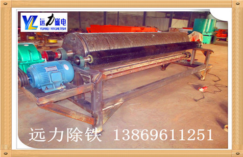 滚筒是永磁磁选机的核心部分,是影响磁选设备高效分选的重要指标,滚筒主要包括筒体.磁系.轴承,针对我公司的磁选设备滚筒的详细分析,AK体育_AK(中国)小编温馨提示如下: 1.永磁磁选机材质: 皮为5mm厚优质不锈钢板(1Cr18Ni9Ti),外包5mm厚高耐磨硫化橡胶,采用在硫化罐内直接硫化工艺制作,粘结强度高,使用过程中不会出现大块脱落现象,使用寿命3年以上.端盖为离心铸造铝合金,材质密实,无砂眼.气孔缺陷. 2.永磁磁选机制作工艺: 筒皮与法兰焊接后采用整体加工工艺,保证了筒体的平行变和重直变,对行长轴承寿命有了可靠保障.端盖与法兰间采用密封垫加密封胶工艺,确保筒体不进水,大大长磁系的使用寿命. 3.永磁磁选机磁系的材料选择: 磁性材料全部采用国内知名厂家生产的高性能.高矫顽力.高剩磁的Y30BH铁氧体和N40H钕铁硼材料,保证磁系8年内退磁不超过5%.