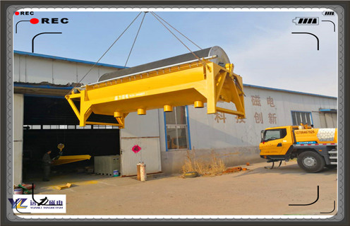 江西磁选机厂家,磁选机适用于粒度3mm以下的磁铁矿、磁黄铁矿、焙烧矿、钛铁矿等物料的湿式磁选,也用于煤、非金属矿、建材等物料的除铁作业。磁选机的磁系采用优质铁氧体材料或与稀土磁钢复合而成,筒表平均磁感应强度为100~600mT。根据用户需要,可提供顺流、半逆流、逆流型等多种不同表强的磁选。AK体育_AK(中国)磁选设备具有结构简单、处理量大、操作方便、易于维护等优点。 一、江西磁选机厂家产品特点 1、贫铁矿经粗碎或中碎后的粗选,排除围岩等废石,提高品位,减轻下一道工序的负荷。 2、用于赤铁矿还原闭路焙烧作业中将未充分还原的生矿选别,返回再烧。 3、用于陶瓷行业中将瓷泥中混杂的铁除去,提高陶瓷产品的质量。 4、燃煤矿、铸造型砂、耐火材料以及其它行业需要用的除铁作业。 二、江西磁选机厂家产品详介 1、磁选机磁系磁场性能较高,磁感应强度高,磁场深度大,成品物料要高于同规格设备的20%,成为目前市场上是热门设备之一。 2、衬板磨损少,磁选机轴承具有过高承载能力,使磁选机在运转中无任何异常故障的出现,运转非常平稳可靠,有效提高磁选机的生产和处理能力。 3、应用范围广,磁选机槽体可分为顺流式、逆流式、半逆流式三种,用户可根据不同的需求进行选取,满足不同物料的应用。 4、品位高、负荷低,贫铁矿经粗碎或中碎后的粗选,排除围岩等废石,提高品位,减轻下一道工序的负荷。